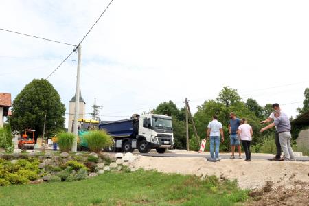ASFALTIRANJE CESTE GORENJE OTAVE 07 FOTO LJUBO VUKELIČ